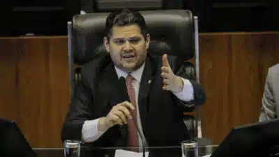 O Congresso Nacional iniciou, nesta terça-feira, a sessão conjunta de deputados e senadores para votar a manutenção ou a derrubada de vetos presidenciais, depois de mais de um ano sem deliberações do tipo.  Na mesma sessão, poderá ser  realizada a leitura do requerimento apresentado pela oposição para instalação da CPMI do INSS. | Sérgio Lima/Poder360 - 17.jun.2025