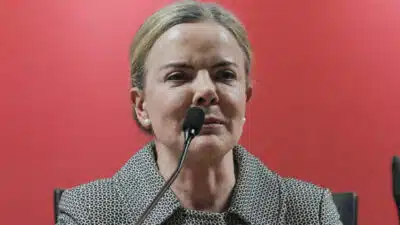 Deputada Gleisi Hoffmann - Reunião da corrente majoritária do Partido dos Trabalhadores (PT) apoiam o candidato à presidência do partido, Edinho Silva fez que fez movimentos recentes para pacificar as desavenças internas na corrente majoritária da sigla e unificar o grupo em torno de seu nome na disputa partidária. Na “Carta aos petistas”, o ex-prefeito de Araraquara (SP) mudou de tom e defendeu que o PT participe de “alianças políticas amplas”, mas com a manutenção da “identidade e do protagonismo” do partido. | Sérgio Lima/Poder360 - 19.mai.2025
