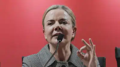 Deputada Gleisi Hoffmann - Reunião da corrente majoritária do Partido dos Trabalhadores (PT) apoiam o candidato à presidência do partido, Edinho Silva fez que fez movimentos recentes para pacificar as desavenças internas na corrente majoritária da sigla e unificar o grupo em torno de seu nome na disputa partidária. Na “Carta aos petistas”, o ex-prefeito de Araraquara (SP) mudou de tom e defendeu que o PT participe de “alianças políticas amplas”, mas com a manutenção da “identidade e do protagonismo” do partido. | Sérgio Lima/Poder360 - 19.mai.2025