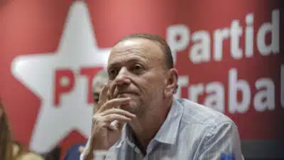 Reunião da corrente majoritária do Partido dos Trabalhadores (PT) apoiam o candidato à presidência do partido, Edinho Silva fez que fez movimentos recentes para pacificar as desavenças internas na corrente majoritária da sigla e unificar o grupo em torno de seu nome na disputa partidária. Na “Carta aos petistas”, o ex-prefeito de Araraquara (SP) mudou de tom e defendeu que o PT participe de “alianças políticas amplas”, mas com a manutenção da “identidade e do protagonismo” do partido. | Sérgio Lima/Poder360 - 19.mai.2025