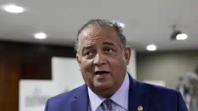 Senador Eduardo Gomes (PL-TO), relator do projeto O PL 5.008/2023 que prevê a liberação dos dispositivos, também conhecidos como vapes - Comissão de Assuntos Econômicos do Senado adia a votoção do projeto de lei que regulamenta a comercialização dos cigarros eletrônicos, hoje proibida no país. | Sérgio Lima/Poder360 - 20.ago.2024