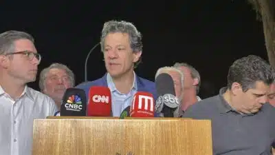 Ministro da Fazenda, Fernando Haddad, presidente da Câmara dos Deputados, Hugo Motta, presidente do Senado, Davi Alcolumbre e líderes partidários da base governista, saindo da residência oficial da Câmara dos Deputados. | Sérgio Lima/Poder360 - 09.jun.2025