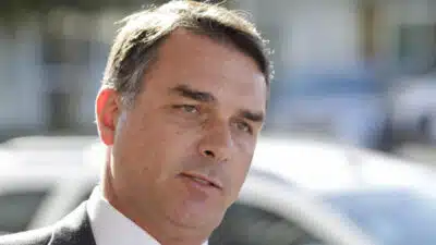 Senador Flávio Bolsonaro e o deputado Paulo Bililysnkyj, após reunião com  Ricardo Pita, funcionário do gabinete do assunto do hemisfério ocidental do departamento de Estado dos EUA. Trataram sobre o crime organizado do Brasil assiciado com o crime nos EUA. | Sérgio Lima/Poder360 - 05.mai.2025
