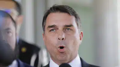 Senador Flávio Bolsonaro e o deputado Paulo Bililysnkyj, após reunião com  Ricardo Pita, funcionário do gabinete do assunto do hemisfério ocidental do departamento de Estado dos EUA. Trataram sobre o crime organizado do Brasil assiciado com o crime nos EUA. | Sérgio Lima/Poder360 - 05.mai.2025