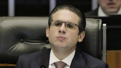 O presidente da Câmara do Deputados, Hugo Motta (Republicanos-PB,colocou na pauta de votação o aumento do IOF (Imposto sobre Operações Financeiras). A inclusão do tema na pauta da Casa Baixa foi feita por Motta em seu perfil no X na noite de 3ª feira (24.jun). A movimentação tomou o Executivo de surpresa. Às pressas, os líderes do governo realizaram uma reunião no Palácio do Planalto na manhã desta 4ª feira (25.jun). | Sérgio Lima/Poder360 - 25.jun.2025