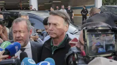 O ex-presidente Jair Bolsonaro ( PL) deixa a Polícia Federal em Brasília após prestar depoimento em um inquérito que apura a atuação do deputado federal licenciado Eduardo Bolsonaro  (PL-SP) nos Estados Unidos contra autoridades brasileiras.
A investigação foi aberta a pedido da Procuradoria-Geral da República (PGR), que vê indícios de que o ex-presidente tenha sido beneficiado diretamente pelas ações do filho. | Sérgio Lima/Poder360 - 05.jun.2025