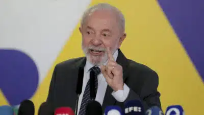 O presidente Luiz Inácio Lula da Silva (PT) concede entrevista a jornalistas no Palácio do Planalto, em Brasília. A declaração ocorre depois de uma reunião com o ministro Sidônio Palmeira (Secom) e com Laércio Portela, secretário de Imprensa. A declaração à imprensa vem em meio à discussão do pacote fiscal para contornar impasse do aumento do IOF (Imposto sobre Operações Financeiras). Haddad deve apresentar propostas ao presidente na tarde dessa terça-feira (03.jun.2025). | Sérgio Lima/Poder360 - 03.jun.2025