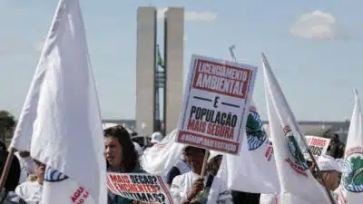 Movimentos ambientais, sociais e representantes de comunidades atingidas por barragens protestam no Dia do Meio Ambiente, uma marcha contra o Projeto de Lei 2159/2021, apelidado como “PL da Devastação”, em Brasília. Os manifestantes saíram doTeatro Nacional e marcharam em direção ao Congresso. O ato, organizado pelas mulheres do Movimento dos Atingidos por Barragens (MAB), que estão em Brasília desde terça-feira (3) para a Jornada Nacional de Lutas, denuncia o grave retrocesso ambiental representado pelo projeto que flexibiliza os procedimentos para licenciamento ambiental no Brasil. | Sérgio Lima/Poder360 - 05.jun.2025.