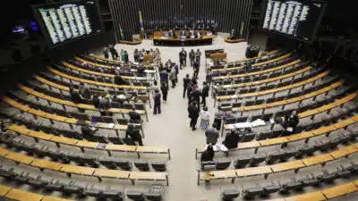 O presidente da Câmara do Deputados, Hugo Motta (Republicanos-PB,colocou na pauta de votação o aumento do IOF (Imposto sobre Operações Financeiras). A inclusão do tema na pauta da Casa Baixa foi feita por Motta em seu perfil no X na noite de 3ª feira (24.jun). A movimentação tomou o Executivo de surpresa. Às pressas, os líderes do governo realizaram uma reunião no Palácio do Planalto na manhã desta 4ª feira (25.jun). | Sérgio Lima/Poder360 - 25.jun.2025