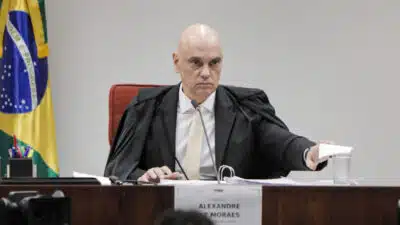 Ministro Alexandre de Moraes - A 1ª Turma do STF (Supremo Tribunal Federal) no segundo dia dos depoimentos dos 8 réus do núcleo 1 da ação penal que investiga a tentativa de golpe de Estado em 2022. O 1º deles a ser ouvido é o ex-ajudante de ordens de Jair Bolsonaro (PL), o tenente-coronel Mauro Cid, que firmou um acordo de delação premiada com a PF (Polícia Federal), homologado pelo STF.  Ele é o 1º justamente por ser o réu delator. A ordem dos demais depoimentos respeitará a ordem alfabética. | Sérgio Lima/Poder360 - 10.jun.2025