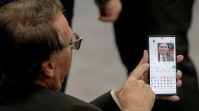 Ex-presidente Jair Bolsonaro troca mensagens com a ex-primeira dama Michelle Bolsonaro, antes do Depoimento. A 1ª Turma do STF (Supremo Tribunal Federal) no segundo dia dos depoimentos dos 8 réus do núcleo 1 da ação penal que investiga a tentativa de golpe de Estado em 2022. O 1º deles a ser ouvido é o ex-ajudante de ordens de Jair Bolsonaro (PL), o tenente-coronel Mauro Cid, que firmou um acordo de delação premiada com a PF (Polícia Federal), homologado pelo STF.  Ele é o 1º justamente por ser o réu delator. A ordem dos demais depoimentos respeitará a ordem alfabética. | Sérgio Lima/Poder360 - 10.jun.2025