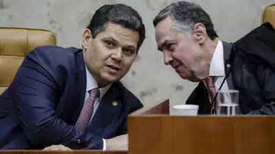 Ao lado do presidente Luiz Inácio Lula da Silva (PT), e dos presidentes da Câmara e do Senado, Hugo Motta (Republicanos-PB) e Davi Alcolumbre (União Brasil-AP), o presidente do STF (Supremo Tribunal Federal), ministro Luís Roberto Barroso, ressaltou a independência e harmonia com que os Três Poderes devem atuar no Brasil. O discurso se deu nesta 2ª feira (3.fev.2025) na abertura do Ano Judiciário. | Sérgio Lima/Poder360 - 03.fev.2025