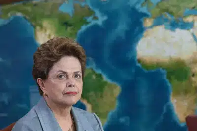 AME5201. BOGOTÁ (COLOMBIA), 12/06/2025.- Fotografía del 4 de marzo de 2024 de la presidenta del Nuevo Banco de Desarrollo (NBD) del BRICS y expresidenta de Brasil, Dilma Rousseff, durante una reunión en Brasilia (Brasil). Rousseff, actual jefa del banco de fomento del foro BRICS, afirmó este jueves que la ratificación de la condena a la exmandataria argentina Cristina Fernández de Kirchner por corrupción es 