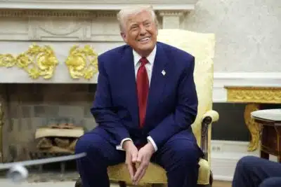 Washington (United States), 07/04/2025.- US President Donald Trump speaks during his meeting with Israeli Prime Minister Benjamin Netanyahu in the Oval Office of the White House in Washington, DC, USA, 07 April 2025. EFE/EPA/YURI GRIPAS / POOL