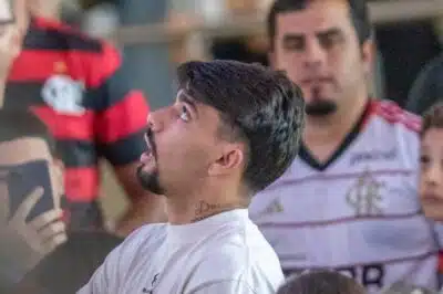 RJ - LIBERTADORES/FLAMENGO X MILLONARIOS-COL - ESPORTES - O jogador Lucas Paquetá, do West Ham, atende fãs enquanto assiste a partida entre Flamengo e Millonarios, da   Colômbia, válida pela sexta rodada a fase de grupos da Copa Libertadores 2024, realizada no estádio Maracanã, no   Rio de Janeiro, na noite desta terça-feira (28). O jogador foi denunciado no último dia 23 pela Associação de   Futebol da Inglaterra (FA, sigla em inglês). Paquetá foi acusado de quatro violações das regras de apostas do   Campeonato Inglês, no que se refere à sua postura dentro de campo em três partidas. Alvo do Manchester City, atual   tetracampeão inglês, ele pode ter sua transferência inviabilizada por causa desta investigação.   28/05/2024 - Foto: MAGA JR/AGÊNCIA F8/ESTADÃO CONTEÚDO