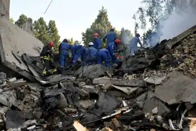 Ukrainian rescuers conduct a search and rescue work in a heavily damaged residential building following the Russian missile strike in Kyiv on June 17, 2025, amid the Russian invasion of Ukraine. Russian airstrikes on Ukraine's capital Kyiv early on June 17, killed at least one person -- a US citizen -- with 16 more injured, the city's mayor said. (Photo by Genya SAVILOV / AFP)