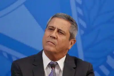 DF - PRISÃO/BRAGA NETTO/PF/ARQUIVO - POLÍTICA - FOTO DE ARQUIVO DE 13/03/2020. O Ministro da Casa Civil, Walter Braga Neto, concede entrevista à imprensa sobre a   evolução da Covid-19, no Salão Oeste do Palácio do Planalto, em Brasília (DF).  A Polícia Federal prendeu, na manhã   deste sábado, 14, o general da reserva Walter Souza Braga Netto, ex-ministro da Defesa e candidato a vice na chapa   de Jair Bolsonaro (PL). Ele foi detido em Copacabana, no Rio de Janeiro, em uma operação que contou com o apoio do   Exército. Braga Netto será entregue ao Comando Militar do Leste, onde ficará sob custódia das Forças Armadas. O   mandado de prisão preventiva por obstrução da Justiça foi expedido pelo Supremo Tribunal Federal (STF).   13/03/2020 - Foto: DIDA SAMPAIO/ESTADÃO CONTEÚDO