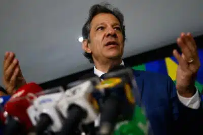 DF - CONSIGNADO/NOVA PLATAFORMA/GOVERNO/PROPOSTA/HADDAD - ECONOMIA - O ministro da Fazenda, Fernando Hadad, durante coletiva de imprensa acompanhado do ministro do Trabalho, Paulo   Marinho, e o presidente da Febraban, Isaac Sidney, na tarde desta quarta-feira (29), no Palácio do Planalto, em   Brasília. Haddad afirmou que a possibilidade de haver um teto de juros no novo desenho do crédito consignado para   trabalhadores do setor privado está em discussão no governo e será deliberada pelo presidente da República, Luiz   Inácio Lula da Silva. O tema foi discutido em reunião com o chefe do Executivo, ministros e instituições   financeiras nesta quarta-feira, 29. Haddad disse ainda que a extinção do saque-aniversário do FGTS não foi debatida   no encontro.    29/01/2025 - Foto: WILTON JUNIOR/ESTADÃO CONTEÚDO