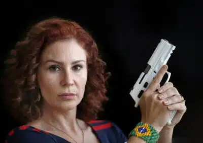 DF - CARLA ZAMBELLI/STF/ARMA/PORTE ILEGAL/JULGAMENTO - POLÍTICA - Foto de arquivo de 12/03/2021 da   deputada federal Carla Zambelli (PL-SP)   posando com sua pistola 380 durante   entrevista exclusiva ao Estadão em   residência em Brasília (DF). O ministro   Gilmar Mendes, decano do Supremo   Tribunal Federal (STF), votou nesta   sexta-feira, 21 de março de 2025, pela   condenação da parlamentar por porte   ilegal de arma e constrangimento ilegal   com emprego de arma de fogo. Ela   responde ao processo por perseguir um   homem com uma pistola na véspera do   segundo turno das eleições de 2022.   Como relator, Gilmar Mendes abriu os   votos. Ele defendeu que o STF decrete a   perda do mandato da deputada como   consequência da condenação criminal. O   voto já foi acompanhado pela ministra   Cármen Lúcia.   12/03/2021 - Foto: DIDA SAMPAIO/ESTADÃO CONTEÚDO