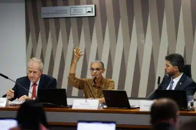 DF - MARINA SILVA/SENADO/MARGEM EQUATORIAL/BATE-BOCA - POLÍTICA - A ministra do Meio Ambiente, Marina   Silva (c), deixou uma audiência pública   na Comissão de Infraestrutura (CI), no   Senado, em Brasília (DF), após uma   série de discussões com parlamentares   da oposição. Ao lado, o presidente da   Comissão, senador Marcos Rogério (PL-  RO)(d). Marina diz que se sentiu   desrespeitada durante a sessão   convocada para debater a criação de   unidades de conservação na Margem   Equatorial.   27/05/2025 - Foto: WILTON JUNIOR/ESTADÃO CONTEÚDO