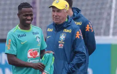 SP - FUTEBOL/SELEÇÃO BRASILEIRA/CARLO ANCELOTTI - ESPORTES - O atacante Vinicius Jr e o técnico Carlo Ancelotti durante o treino da Seleção   Brasileira no CT Joaquim   Grava, na zona leste de São Paulo, nesta terça-feira,   03.  O Brasil enfrenta o   Equador, em Guayaquil, na próxima quinta-feira, 05, em   partida válida pelas   Eliminatórias Sul-Americanas para a Copa do Mundo de 2026.   03/06/2025 - Foto: WERTHER SANTANA/ESTADÃO CONTEÚDO