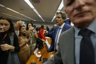 DF - FAZENDA/HADDAD/CÂMARA/AUDIÊNCIA/OPOSIÇÃO/GOVERNISTAS/CONFRONTO - ECONOMIA - O ministro da Fazenda, Fernando Haddad,           em audiência pública conjunta das     Comissões de Finanças e Tributação e de     Fiscalização Financeira e Controle da     Câmara dos Deputados, em Brasília (DF),     na manhã desta quarta-feira, 11 de     junho de 2025. O tumulto provocado após     um pedido de questão de ordem do     deputado federal Nikolas Ferreira (PL-    MG) levou ao encerramento da audiência.     Com uma confusão generalizada, bate-    boca e muita circulação de assessores     transmitindo o desentendimento ao vivo     nas redes sociais, o presidente da     audiência, o deputado Rogério Correia     (PT-MG), encerrou a sessão e dispensou     o ministro.    11/06/2025 - Foto: WILTON JUNIOR/ESTADÃO CONTEÚDO