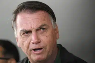 DF - BRASÍLIA, CHEGADA DO JAIR BOLSONARO - POLÍTICA - DF - BRASÍLIA - 25/03/2025 - BRASÍLIA, CHEGADA DO JAIR BOLSONARO - O ex-presidente Jair Bolsonaro é visto ao chegar em Brasília no dia que se inicia seu julgamento pela primeira turma do Superior Tribunal Federal por tentativa de golpe de estado. Brasília, 25 de março de 2025. 25/03/2025 - Foto: MATEUS BONOMI/AGIF - AGÊNCIA DE FOTOGRAFIA/AGIF - AGÊNCIA DE FOTOGRAFIA/ESTADÃO CONTEÚDO