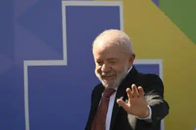 DF - BRASÍLIA, CERIMÔNIA DE LANÇAMENTO DO PROGRAMA PARA REDUZIR ESPERA POR MÉDICOS ESPECIALISTAS NO SUS - POLÍTICA - DF - BRASÍLIA - 30/05/2025 - BRASÍLIA, CERIMÔNIA DE LANÇAMENTO DO PROGRAMA PARA REDUZIR ESPERA POR MÉDICOS ESPECIALISTAS NO SUS -  O presidente brasileiro Luiz Inácio Lula da Silva participa de uma cerimônia de lançamento de um programa para ampliar o acesso a serviços públicos de saúde no Palácio do Planalto, em Brasília, em 30 de maio de 2025. 30/05/2025 - Foto: MATEUS BONOMI/AGIF - AGÊNCIA DE FOTOGRAFIA/AGIF - AGÊNCIA DE FOTOGRAFIA/ESTADÃO CONTEÚDO