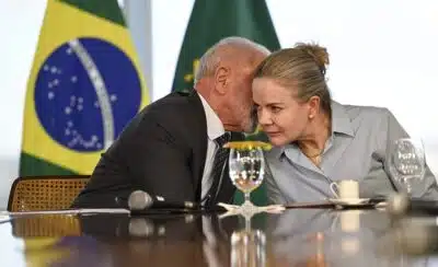 DF - BRASÍLIA, CERIMÔNIA PELO DIA DO MEIO AMBIENTE - POLÍTICA - DF - BRASÍLIA - 03/06/2025 - BRASÍLIA, CERIMÔNIA PELO DIA DO MEIO AMBIENTE -  O presidente do Brasil, Luiz Inácio Lula da Silva, conversa com a Ministro de Secretaria de Relações Institucionais, Gleisi Hoffmann, durante cerimônia de assinatura de decretos por ocasião do Dia do Meio Ambiente no Palácio do Planalto, em Brasília, Brasil, em 3 de junho de 2025. 03/06/2025 - Foto: MATEUS BONOMI/AGIF - AGÊNCIA DE FOTOGRAFIA/AGIF - AGÊNCIA DE FOTOGRAFIA/ESTADÃO CONTEÚDO