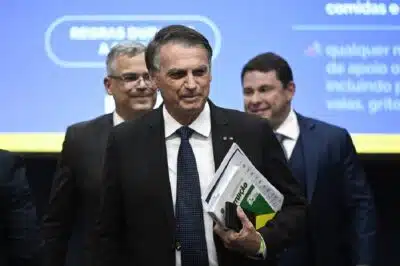 DF - BRASÍLIA, DEPOIMENTOS DOS RÉUS DO NÚCLEO PRINCIPAL DO INQUÉRITO QUE INVESTIGA UMA TENTATIVA DE GOLPE DE ESTADO. - POLÍTICA - DF - BRASÍLIA - 10/06/2025 - BRASÍLIA, DEPOIMENTOS DOS RÉUS DO NÚCLEO PRINCIPAL DO INQUÉRITO QUE INVESTIGA UMA TENTATIVA DE GOLPE DE ESTADO. - O ex-presidente do Brasil Jair Bolsonaro senta-se diante do juiz do Supremo Tribunal Federal Alexandre de Moraes durante seu julgamento no Supremo Tribunal Federal, juntamente com outros acusados em um suposto plano de golpe para manter Bolsonaro no cargo após sua derrota nas eleições de 2022, em Brasília, Brasil, terça-feira, 10 de junho de 2025.  10/06/2025 - Foto: MATEUS BONOMI/AGIF - AGÊNCIA DE FOTOGRAFIA/AGIF - AGÊNCIA DE FOTOGRAFIA/ESTADÃO CONTEÚDO