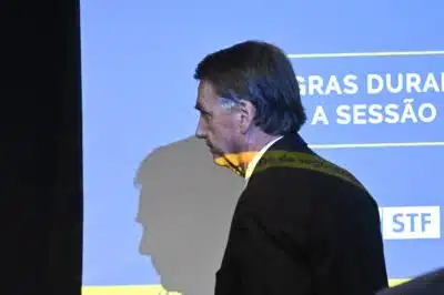 DF - BRASÍLIA, DEPOIMENTOS DOS RÉUS DO NÚCLEO PRINCIPAL DO INQUÉRITO QUE INVESTIGA UMA TENTATIVA DE GOLPE DE ESTADO. - POLÍTICA - DF - BRASÍLIA - 10/06/2025 - BRASÍLIA, DEPOIMENTOS DOS RÉUS DO NÚCLEO PRINCIPAL DO INQUÉRITO QUE INVESTIGA UMA TENTATIVA DE GOLPE DE ESTADO. - O ex-presidente do Brasil Jair Bolsonaro senta-se diante do juiz do Supremo Tribunal Federal Alexandre de Moraes durante seu julgamento no Supremo Tribunal Federal, juntamente com outros acusados em um suposto plano de golpe para manter Bolsonaro no cargo após sua derrota nas eleições de 2022, em Brasília, Brasil, terça-feira, 10 de junho de 2025.  10/06/2025 - Foto: MATEUS BONOMI/AGIF - AGÊNCIA DE FOTOGRAFIA/AGIF - AGÊNCIA DE FOTOGRAFIA/ESTADÃO CONTEÚDO