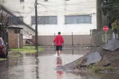RS - CHUVAS/RS/CANOAS/ALAGAMENTOS  - GERAL - Forte chuva causa alagamento na Rua dos Ferreiros, no bairro Mathias Velho, na     cidade de Canoas, na Região Metropolitana de Porto Alegre (RS), nesta quarta-     feira, 18 de junho de 2025. A água inundou casas no Mathias Velho, um dos bairros     mais atingidos durante a enchente de 2024. Devido às chuvas no estado, duas     pessoas morreram e uma está desaparecida.     18/06/2025 - Foto: MISTER SHADOW/ASI/ESTADÃO CONTEÚDO