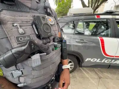 SP - BARROSO/STF/CÂMERAS CORPORAIS - GERAL - O presidente do Supremo Tribunal Federal (STF), Luís Roberto Barroso, determinou   que os policiais militares de São Paulo devem usar obrigatoriamente câmeras   corporais durante operações e no modelo de gravação ininterrupta, até que seja   comprovada a efetividade de métodos de acionamento de novo equipamento que será   implementado pela gestão estadual. As novas câmeras permitirão ao agente de   segurança interromper a gravação. A Secretaria da Segurança Pública informou que o   governo estadual não havia sido notificado ontem e, 
