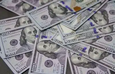 SP - MERCADO/DÓLAR - ECONOMIA - Imagem ilustrativa do dólar americano produzida nesta segunda-feira, 27. A moeda americana engatou a 6ª queda   consecutiva e fechou a sessão de hoje cotado em R$ 5,91.    27/01/2025 - Foto: ADRIANA TOFFETTI/ATO PRESS/ESTADÃO CONTEÚDO
