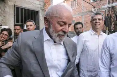 SP - LULA/SP/FAVELA DO MOINHO - POLÍTICA - O presidente da República, Luiz Inácio   Lula da Silva, participa da cerimônia   de anúncio da Solução Habitacional para   a Favela do Moinho, na zona central de   São Paulo, nesta quinta-feira, 26. A   Favela do Moinho é uma ocupação onde   vivem atualmente cerca de 900 famílias.   Um acordo firmado com o governo de São   Paulo prevê que cada núcleo familiar   tenha direito a escolher um imóvel de   até R$ 250 mil. Todas as famílias com   renda de até R$ 4.700 mensais serão   contempladas.    26/06/2025 - Foto: WAGNER ORIGENES/ATO PRESS/ESTADÃO CONTEÚDO