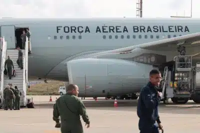 SP - AVIÃO/FAB/REPATRIAÇÃO/BRASILEIROS/LÍBANO - GERAL - A aeronave KC30 da Força Aérea Brasileira, pousou na base aérea de Guarulhos,Grande São Paulo (SP), trazendo mais   repatriados vindos do Líbano. neste sábado, 12 de outubro de 2024. Esse foi o quarto voo da operação Raízes do   Cedro, resgatando 211 brasileiros que estavam no Líbano.   12/10/2024 - Foto: GABRIEL SILVA/ATO PRESS/ESTADÃO CONTEÚDO