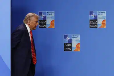 LA HAYA, 25/06/2025.- El presidente de Estados Unidos, Donald Trump, a su llegada a la cumbre de la OTAN que se celebra este miércoles en La Haya, Países Bajos. EFE/ J.J. Guillén
