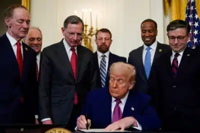 Washington (United States), 12/06/2025.- US President Donald Trump (C), during a bill signing ceremony in the East Room of the White House in Washington, DC, USA, 12 June 2025. EFE/EPA/ALEXANDER DRAGO / POOL
