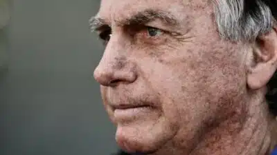 Ex-Pres. Jair Bolsonaro saído do hospital DF Star acompanhado pelo médico Cláudio Biroline, que afirmou que os exames já estavam agendados anteriormente ao mal-estar em Goiânia na última sexta-feira (20.jun). | Sérgio Lima/Poder360 - 09.jun.2025