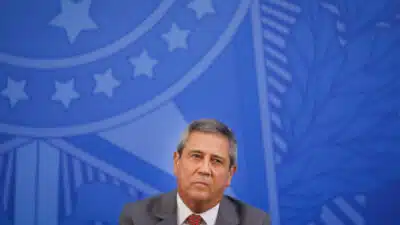 Ministros Luiz Eduardo Ramos com Braga Netto, na primeira entrevista coletiva do Min. da Educação, Nelson Teich. Sérgio Lima/Poder360 00.02.2020
