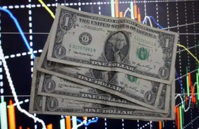 SP - MERCADO/DÓLAR - GERAL - Imagem ilustrativa do dólar americano produzida nesta segunda-feira, 10. Com o avanço da moeda americana no   exterior, o dólar até abriu em alta por aqui e chegou a superar o nível de R$ 5,80 na primeira hora de negócios,   com máxima a R$ 5,8246, mas arrefeceu longo em seguida e registrou a mínima da sessão ainda pela manhã a R$ 5,7648.   Após rondar a casa de 5,78 ao longo da tarde, o dólar fechou a R$ 5,7860, em queda de 0,13%, passando a acumula   desvalorização de 0,87% em fevereiro e de 6,38% em 2025.    10/02/2025 - Foto: CRIS FAGA/DRAGONFLY PRESS/ESTADÃO CONTEÚDO