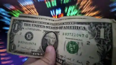 SP - MERCADO/DÓLAR - ECONOMIA - Após fechar a quinta-feira, 3, no menor valor em quase seis meses, o dólar disparou nesta sexta-feira, 4, e voltou   a superar R$ 5,80, acompanhando a onda de valorização da moeda norte-americana no exterior, em especial na   comparação com divisas emergentes e de países exportadores de commodities.   04/04/2025 - Foto: CRIS FAGA/DRAGONFLY PRESS/ESTADÃO CONTEÚDO
