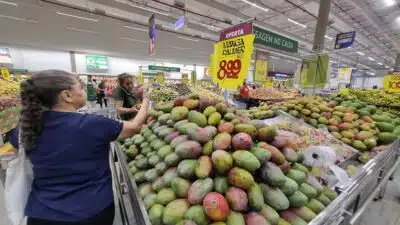 SP - INFLAÇÃO/ALIMENTOS/ABRIL - ECONOMIA - Movimentação em mercado atacadista na Zona Leste de São Paulo, nesta segunda-feira, 5. A inflação de alimentos   desacelerou em abril de 0,78% para 0,72%, segundo o IPC da FGV Ibre, mas a taxa anual subiu para 4,49%. O IPCA-15   também mostrou alta, acumulando 5,49% em 12 meses. Itens como ovos, café e tomate continuam pesando no orçamento.    05/05/2025 - Foto: CRIS FAGA/DRAGONFLY PRESS/ESTADÃO CONTEÚDO