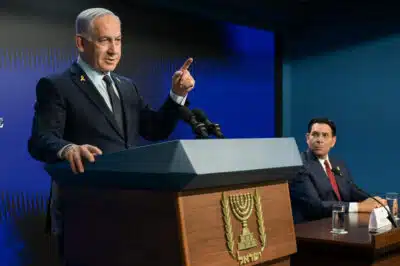 JERUSALÉN, 27/04/2025.- El primer ministro de Israel, Benjamín Netanyahu, durante una reunión con una delegación de embajadores de la Organización de Naciones Unidas (ONU) en Jerusalén. El primer ministro de Israel, Benjamín Netanyahu, y su ministro de Defensa, Israel Katz, defendieron el ataque lanzado este domingo contra un edificio de los suburbios del sur de Beirut donde, según el Ejército israelí, había unas instalaciones del grupo chií Hizbulá. EFE/GPO/Maayan Toaf