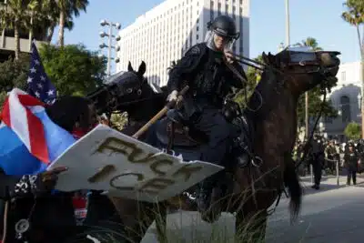 LOS ANGELES (USA), 12/06/2025.- Los Angeles Police Department officers clash with protesters outsside of Los Angeles City Hall in Los Angeles, California, USA, 11 June 2025. US President Donald Trump has deployed 2,000 National Guard troops, despite not receiving a request from the state of California for any additional assistance, following large protests against ongoing immigration enforcement raids in the Los Angeles area over the last few days. (Protestas) EFE/EPA/CAROLINE BREHMAN
