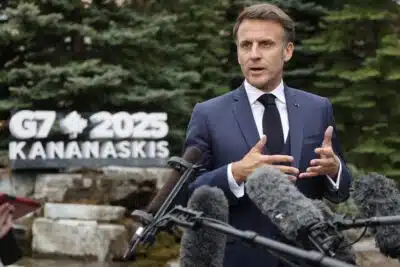 Kananaskis (Canada), 17/06/2025.- French President Emmanuel Macron speaks to the press during the Group of Seven (G7) Summit at the Pomeroy Kananaskis Mountain Lodge in Kananaskis, Alberta, Canada, 17 June 2025. EFE/EPA/LUDOVIC MARIN / POOL