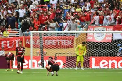 USA - FUTEBOL/MUNDIAL DE CLUBES/FLAMENGO X BAYERN DE MUNIQUE - ESPORTES - Jogadores do Flamengo lamentam o quarto   gol marcado pelo Bayern de Munique   durante partida válida pelas oitavas de   final do Mundial de Clubes da Fifa   disputada no Hard Rock Stadium, em   Miami Gardens, na Flórida, nos Estados   Unidos, neste domingo, 29 de junho de   2025.   29/06/2025 - Foto: ANDRé DURãO/ENQUADRAR/ESTADÃO CONTEÚDO