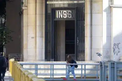 SP - INSS/FRAUDE - ECONOMIA - Vista da fachada do posto do Instituto Nacional do Seguro Social (INSS),   localizado na região central da cidade de São Paulo, na manhã desta quarta-feira,   30  de abril de 2025. O ministro do Trabalho e Emprego, Luiz Marinho, acredita que   o governo irá 