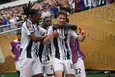 PHILADELPHIA (United States), 22/06/2025.- Kenan Yildiz (2-R) of Juventus celebrates with his teammates after scoring the 3-1 goal during the FIFA Club World Cup 2025 soccer match between Juventus and Wydad AC in Philadelphia, Pennsylvania, USA, 22 June 2025. (Mundial de Fútbol, Filadelfia) EFE/EPA/WILL OLIVER