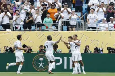 CHARLOTTE (United States), 22/06/2025.- Arda Guler of Real Madrid (2-R) celebrates with teammates after scoring the 2-0 lead during the FIFA Club World Cup 2025 match between Real Madrid and Pachuca in Charlotte, North Carolina, USA, 22 June 2025. (Mundial de Fútbol) EFE/EPA/ERIK S. LESSER